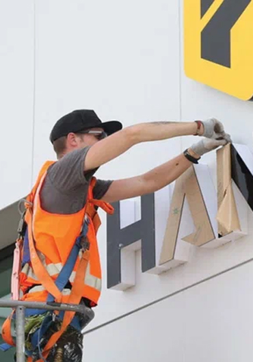 Монтаж рекламных конструкций