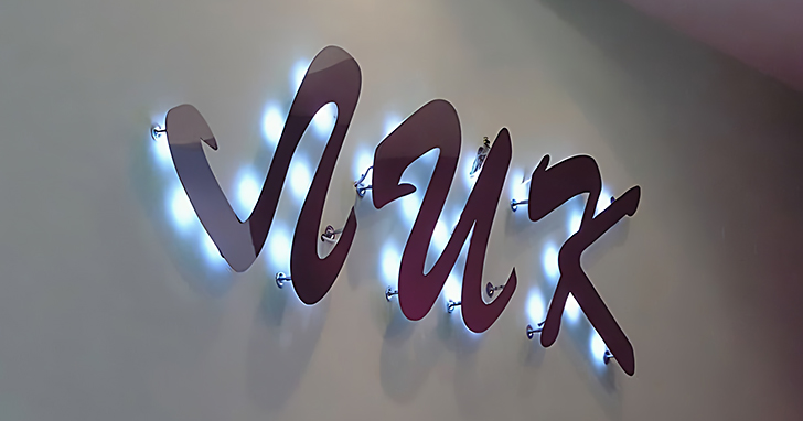 Хотя крепление букв при помощи двустороннего скотча кажется простым и быстрым решением, со временем клеевой слой может терять свойства из-за пыли, перепадов влажности или вибраций. Для тяжелых и больших букв лучше использовать дистанционные держатели.