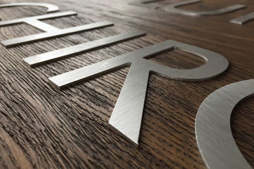 Для склейки акриловых букв применяют специальные клеи на основе цианоакрилата (Cosmofen, Loctite) или УФ-отверждаемые составы, обеспечивающие крепкое и долговечное соединение без повреждения материала.