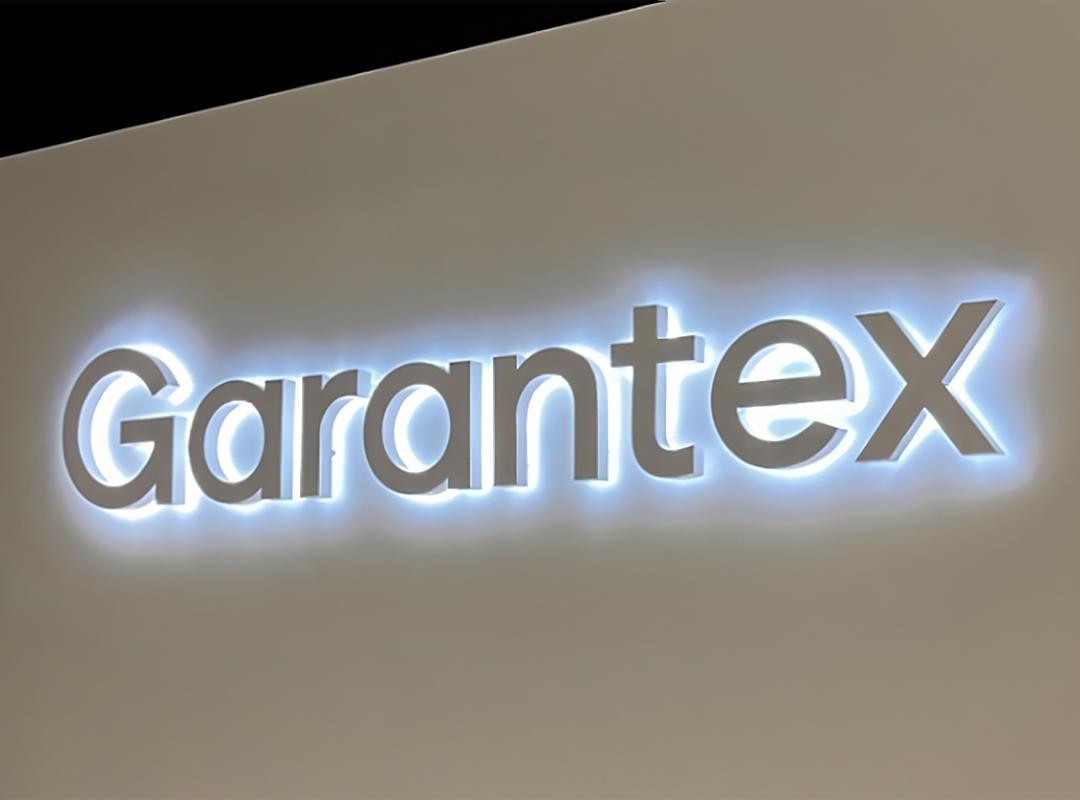 При использовании тонколистового материала (толщиной менее 1,5 мм) в сочетании с внутренней LED-подсветкой возникает характерный технологический нюанс. Он проявляется в виде световых пятен и теневых участков, особенно в местах крепления букв к основанию.