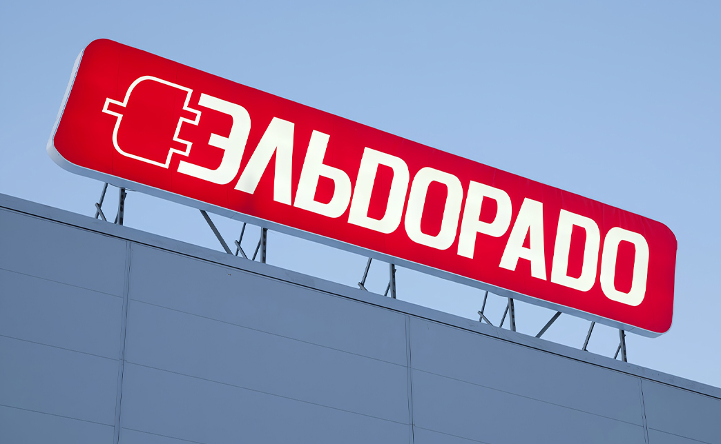 Лайтбокс с баннером устанавливают на фасад, стену, выступ, фриз или крышу. Металлическую раму перед монтажом окрашивают в цвет поверхности. Для установки на крыше каркас проектируют и изготавливают специально под вывеску, затем поднимают наверх спецтехникой, привлекая промышленных альпинистов. При монтаже часто используют пригрузы.