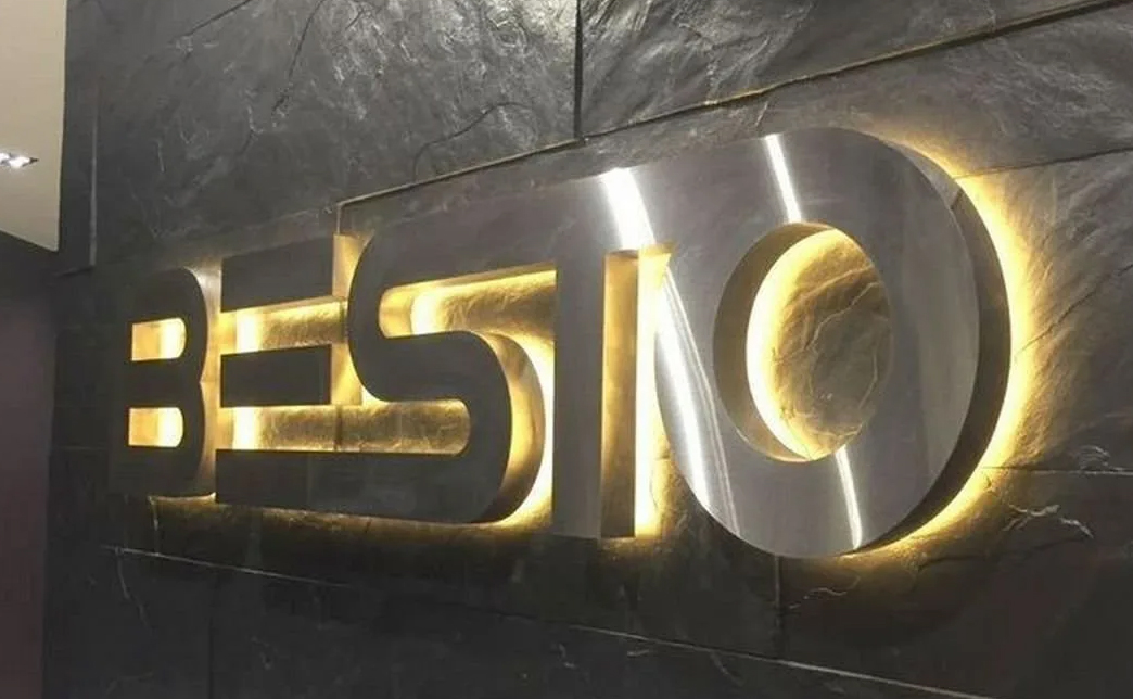 Металлические буквы оснащают подсветкой для повышения их видимости в темноте. Срок службы подсветки – до 50 000 часов непрерывной работы. Толщина букв бывает от 3 до 20 мм в зависимости от размера и дизайна буквы