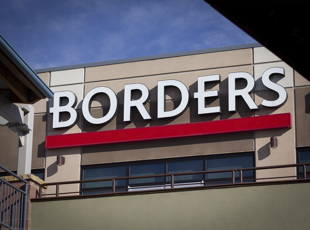 Для создания элементов букв композит режут на высокоточном фрезерном ЧПУ станке. Затем буквы собирают и устанавливают подсветку. Срок изготовления зависит от сложности и объема заказа и составляет 3 — 10 дней. В это время включены разработка дизайна и монтаж вывески.