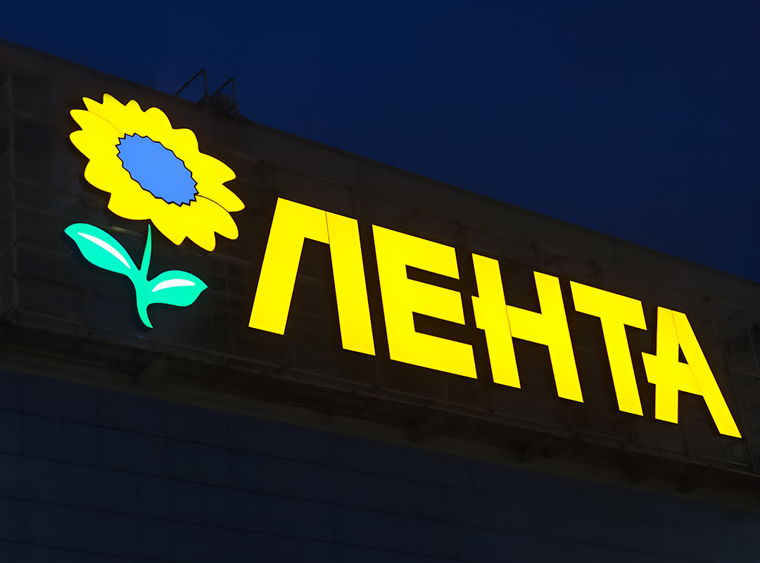 Подсветка логотипа может быть передней, торцевой, контражурной и комбинированной. При лицевой переднюю панель делают из акрила, а торцы из пластика. При торцевой подсветке акриловыми должны быть торцы, а лицо — из пластика. Популярная контражурная подсветка создается благодаря светодиодам, которые освещают стену позади логотипа.