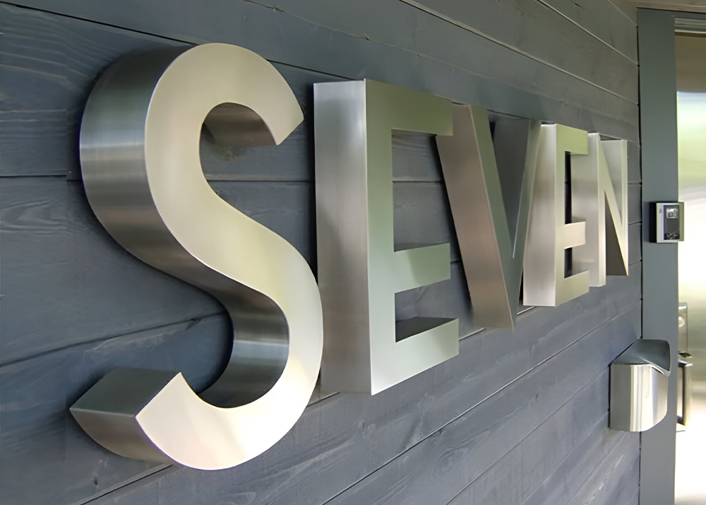 Если конструкция из металлических объемных букв в Санкт-Петербурге не нарушает технических требований, которые предъявляют власти, ей не нужно согласование. Это касается размера и расположения вывески на фасаде. В других населенных пунктах вывеску надо согласовать по подготовленному проекту.