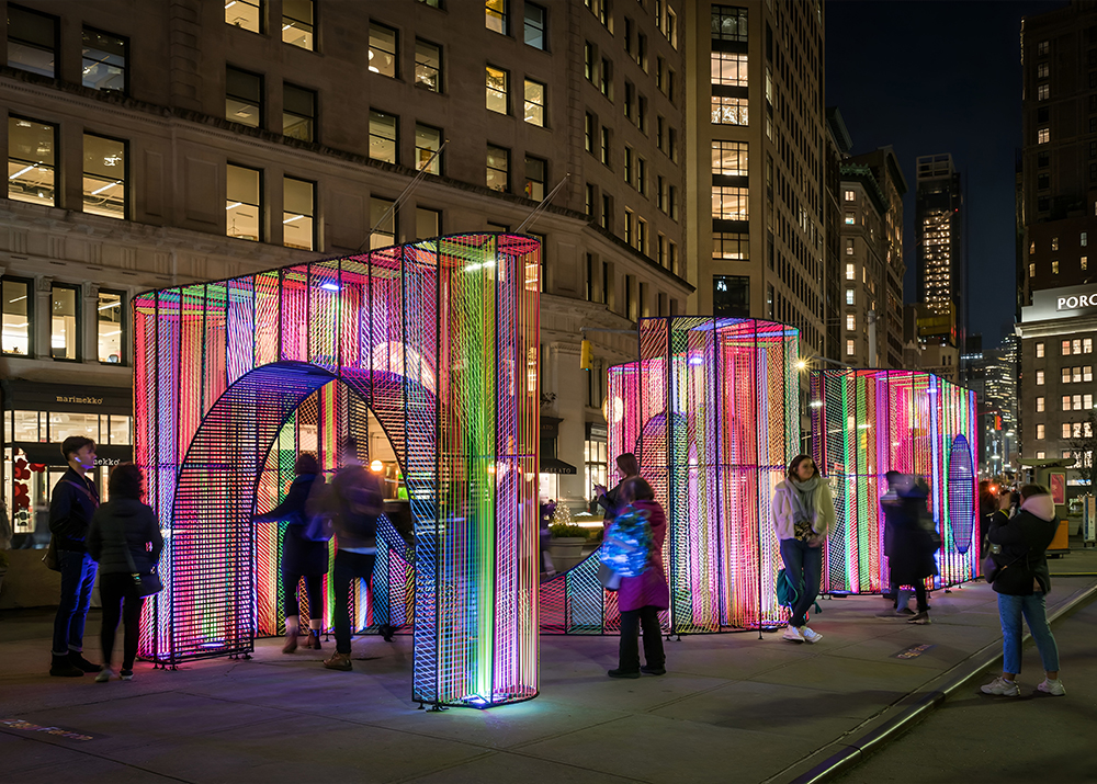 Уличные конструкции почти всегда нужно согласовывать: с администрацией города и района, с комитетом по строительству, с собственником земли. В особых случаях понадобится согласование с МЧС и Роспотребнадзором. Если конструкция рекламная, нужно разрешение от местного департамента рекламы.