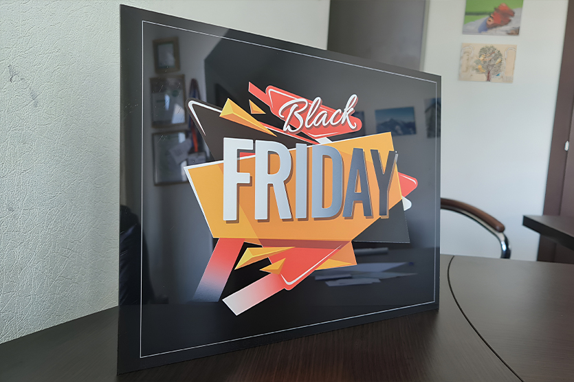 Изображение на изделии менее яркое, чем на мониторе. Если важна точность в цветах, лучше запросить цветопробу. Это небольшой фрагмент макета, напечатанный на акриле, чтобы оценить реальный результат. Также для точного соответствия цветов нужно предоставить цветовой профиль, например, CMYK.