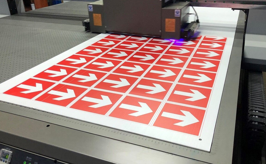 Перед УФ-печатью на ПВХ необходимо устранить статическое электричество с поверхности материала. Статика притягивает пыль и микрочастицы, что приводит к дефектам печати и снижению адгезии чернил. Мы специальные антистатики, которые нейтрализуют заряд.