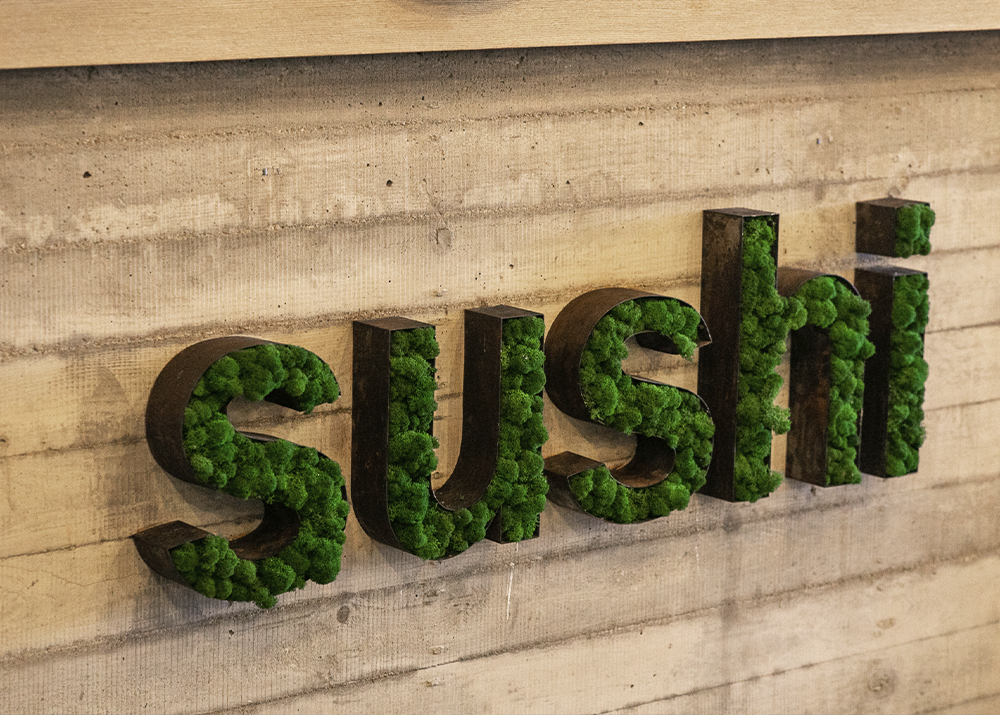 Изготовление логотипа из мха – это кропотливая работа, которая занимает от 3 дней до 2 недель. Срок зависит от сложности дизайна и необходимости ручной обработки. Чтобы избежать задержек и установить вывеску к открытию точки или к мероприятию, уточните сроки производства заранее и зафиксируйте их.