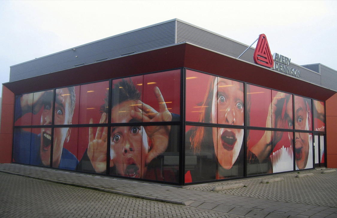 Оклейка витрин-остекления (перфорированная пленка)