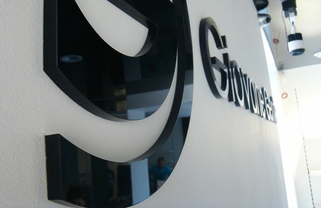 Рекламная вывеска-логотип