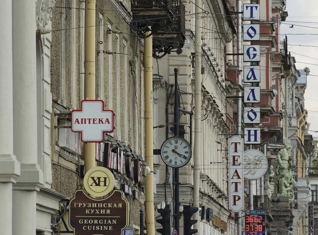 Процесс согласования может занять от нескольких недель до нескольких месяцев. Сроки зависят от сложности проекта и загруженности согласующих органов. Важно заранее планировать время на получение разрешения, чтобы установить готовую вывеску к нужной дате.